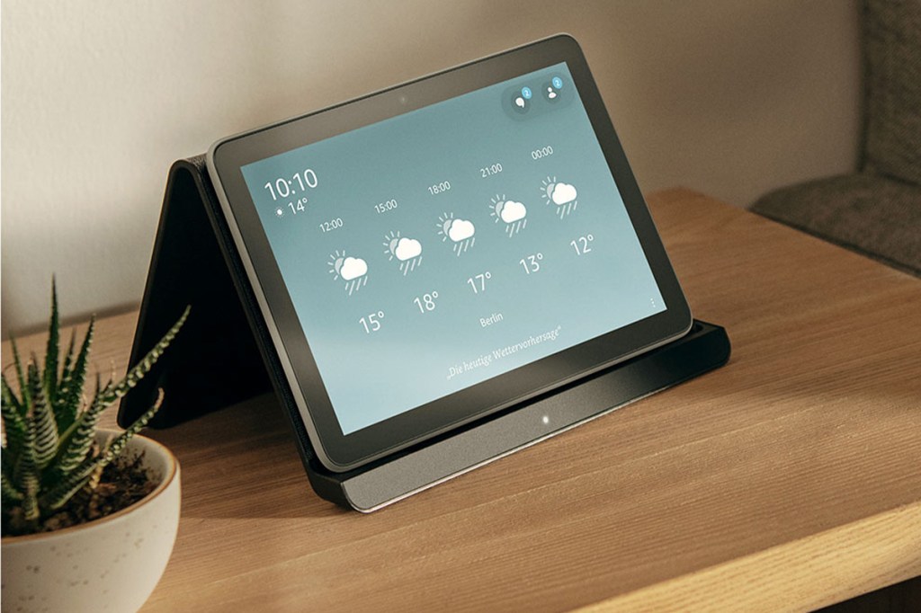 Aufgestelltes Amazon Fire HD Tablet zeigt Wetter auf heller Holz- Komode