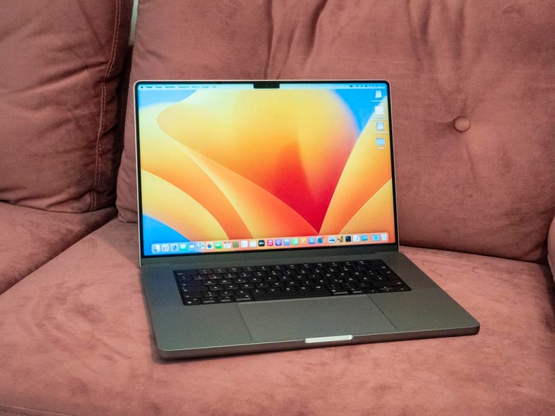 Das Apple MacBook Pro steht auf einem Sofa.
