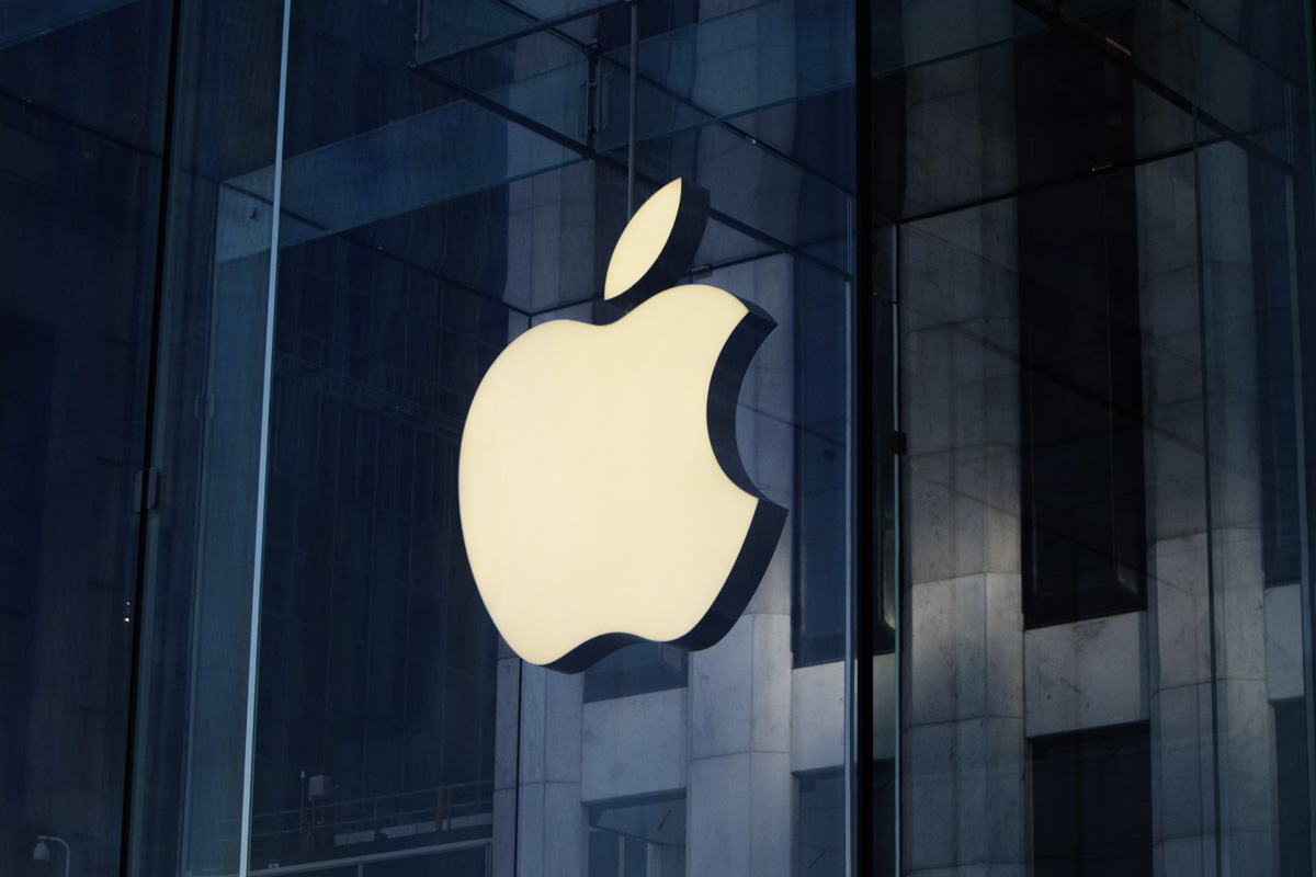 Das Apple-Logo auf einer Glasfassade.