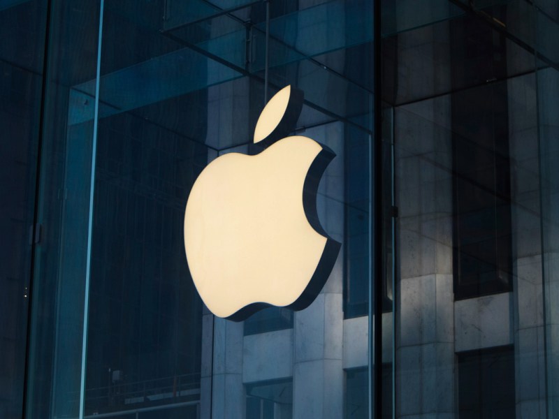 Das Apple-Logo auf einer Glasfassade.