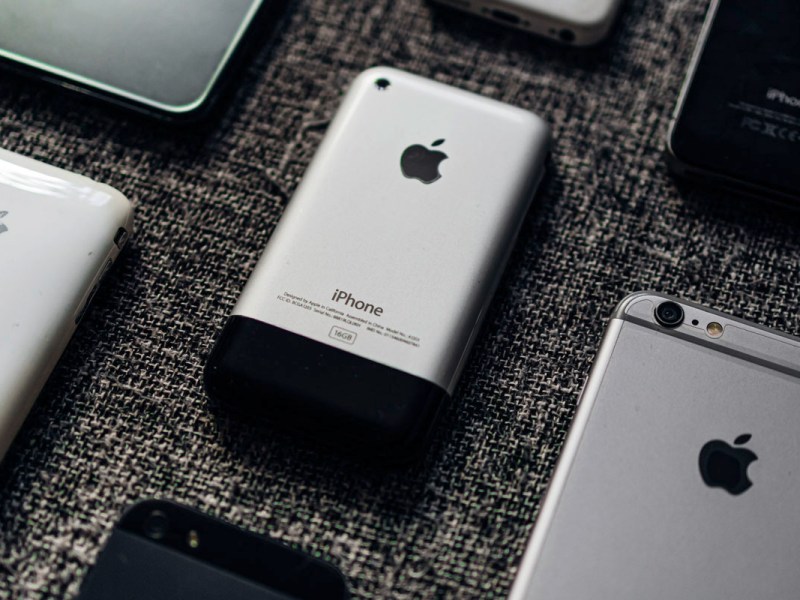Mehrere iPhones liegen nebeneinander auf einer Fläche.