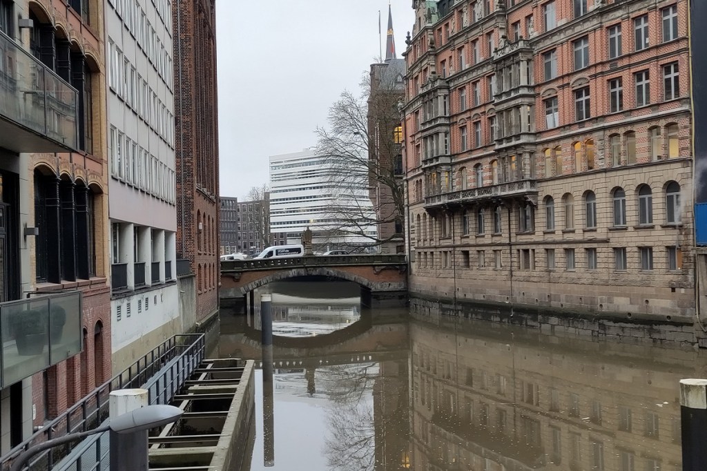 Ein Kanal in Hamburg, geschossen mit der Kamera des Asus Zenfone 9.
