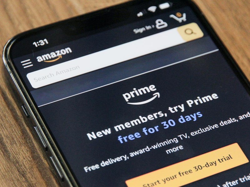 Smartphone mit geöffneter Amazon App