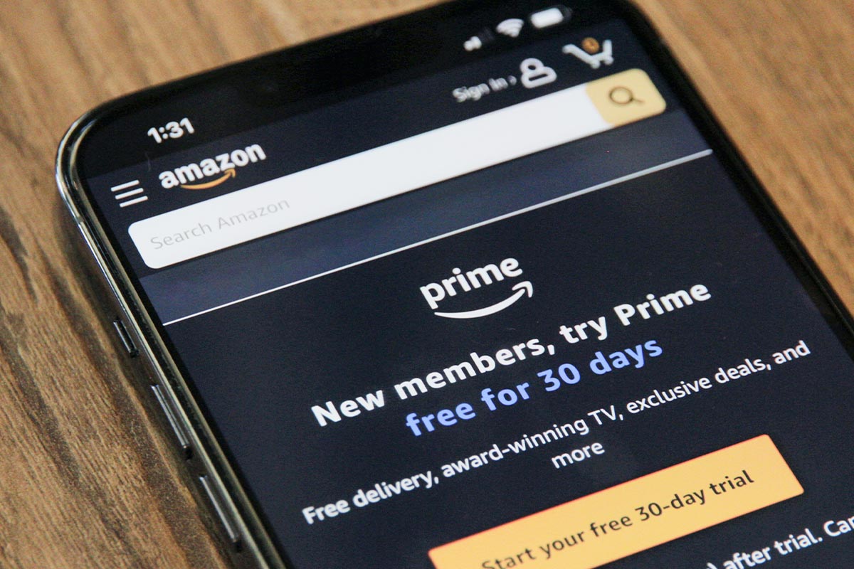 Smartphone mit geöffneter Amazon App