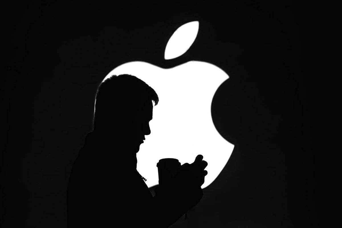 Silhouette eines Menschen vor dem Apple Logo
