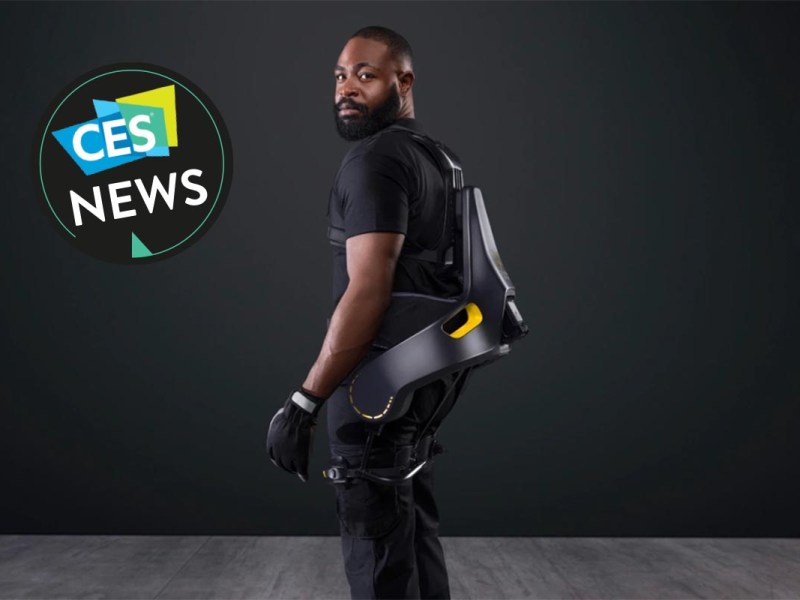 Ein Mann trägt ein Exoskelett Apogee von German Bionic.