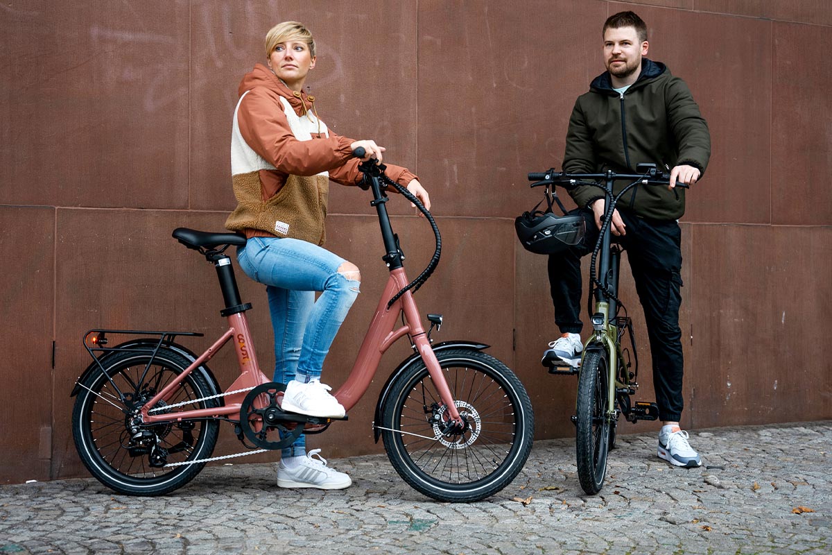 Lifestylebild: zwei Personen auf E-Falträdern von Coast