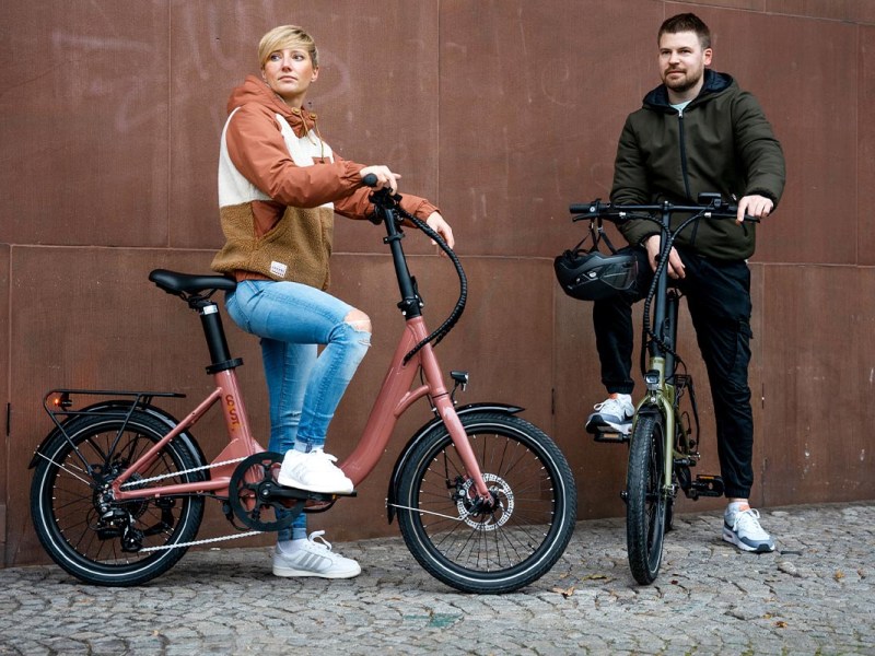 Lifestylebild: zwei Personen auf E-Falträdern von Coast
