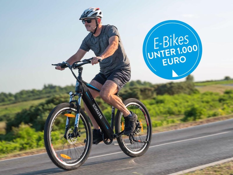 Mann auf einem E-Bike von Eskute auf einer Straße