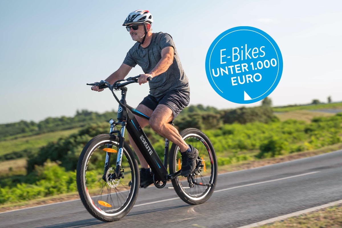 Mann auf einem E-Bike von Eskute auf einer Straße