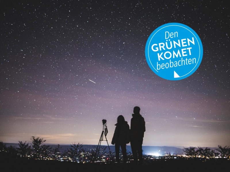 Zwei Menschen unter einem Nachthimmel mit Stativ und Kamera