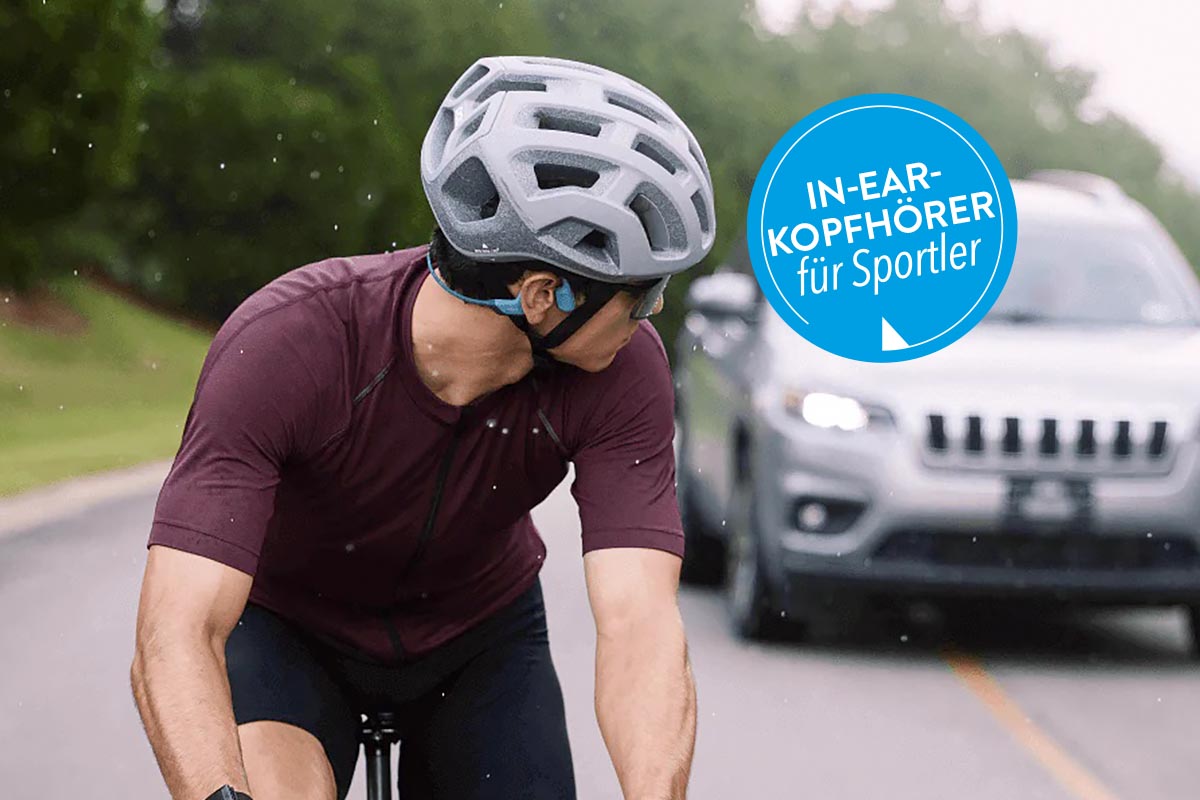 Mann fährt Fahrrad auf einer Straße