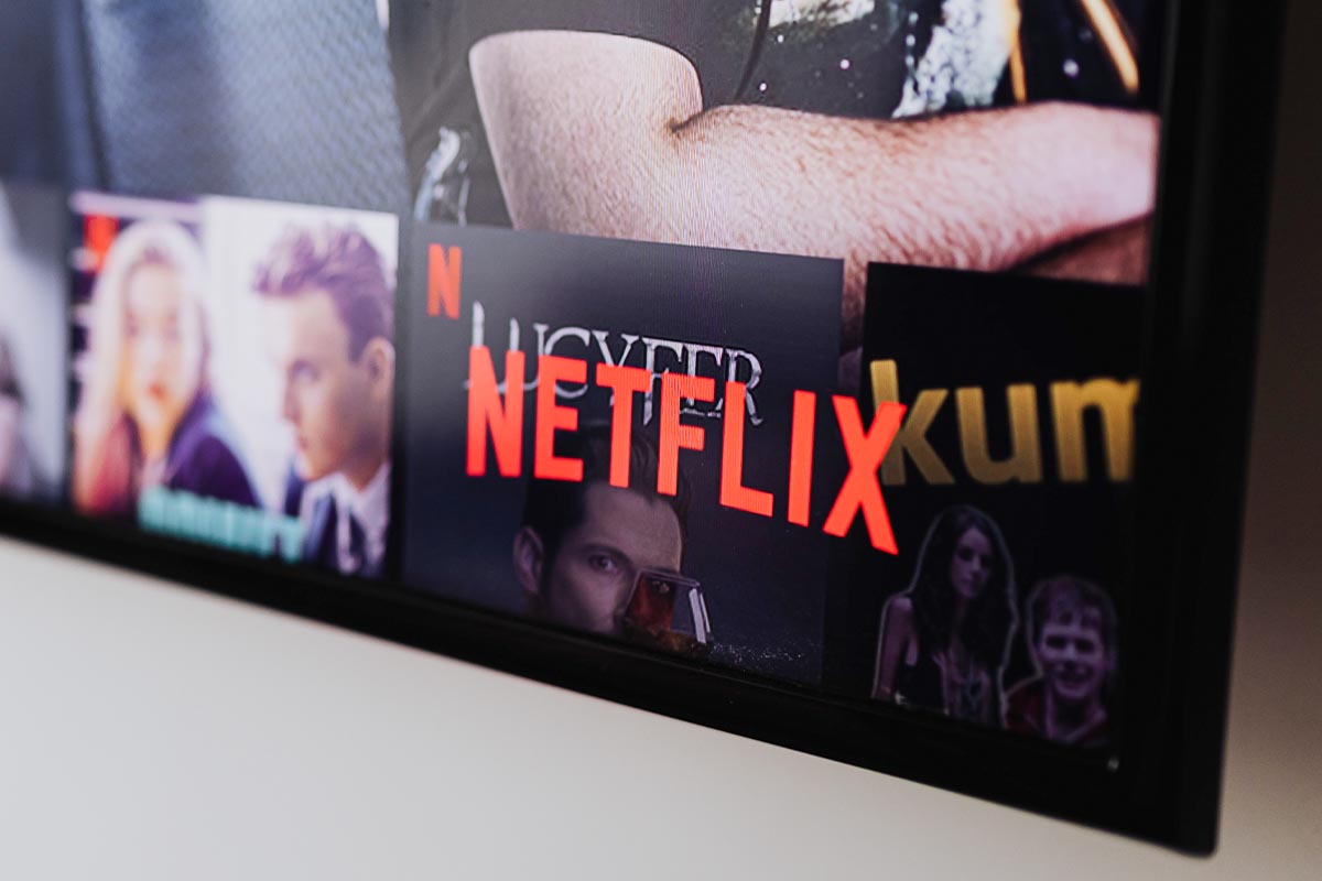 Geöffnete Netflix Anwendung auf einem Bildschirm