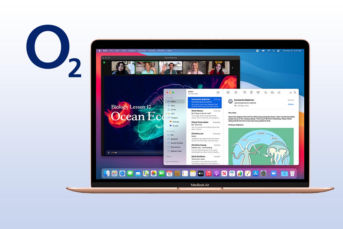 Apple MacBook Air (M1) vor blauem Hintergrund