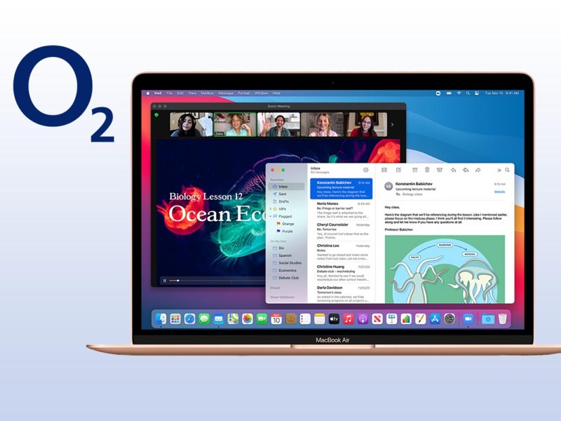 Apple MacBook Air (M1) vor blauem Hintergrund