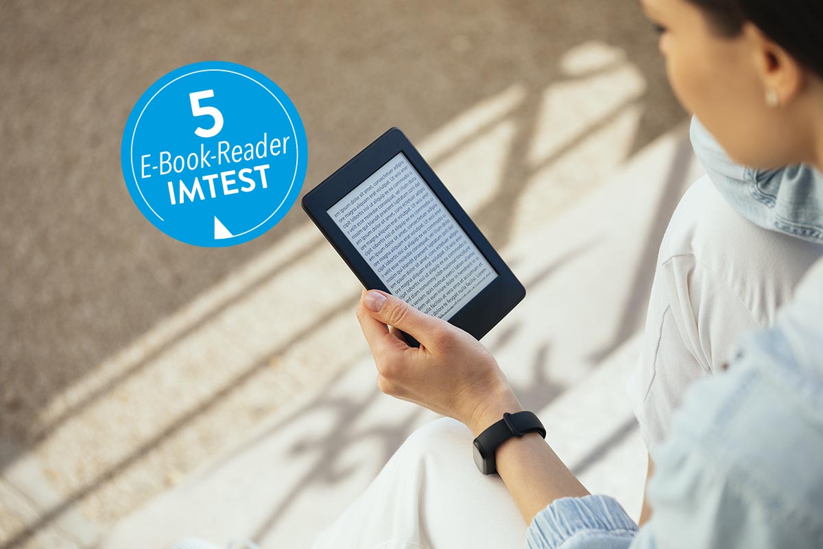 Frau hält in Hand eBook-Reader und schaut drauf mit blauem Button links 5 eBook-Reader IMTEST