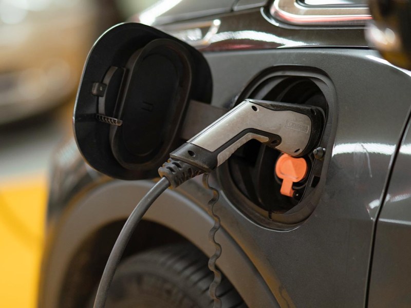 Ein Elektroauto, das aufgeladen wird