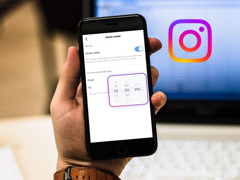 Ein in der Hand gehaltenes Smartphone mit geöffneter Instagram App