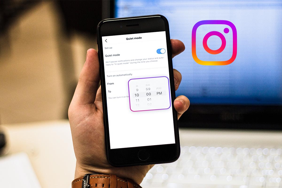 Ein in der Hand gehaltenes Smartphone mit geöffneter Instagram App