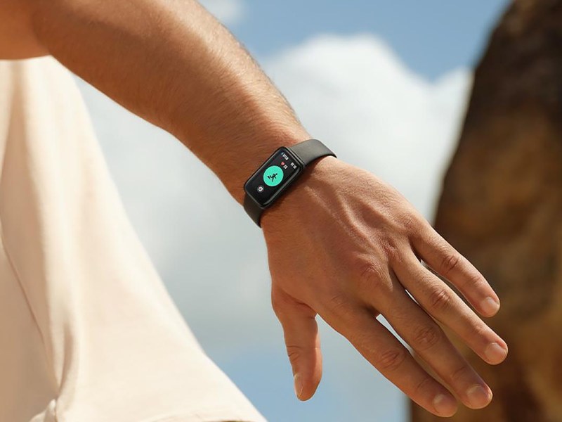 Fitnessband von Xiaomi an einem Arm