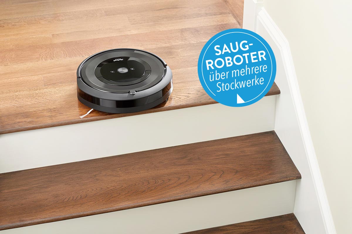 Ein Saugroboter am Rande von Stufen