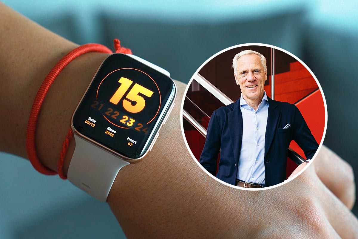 Professor Froböse auf einem Bild mit einer Smartwatch