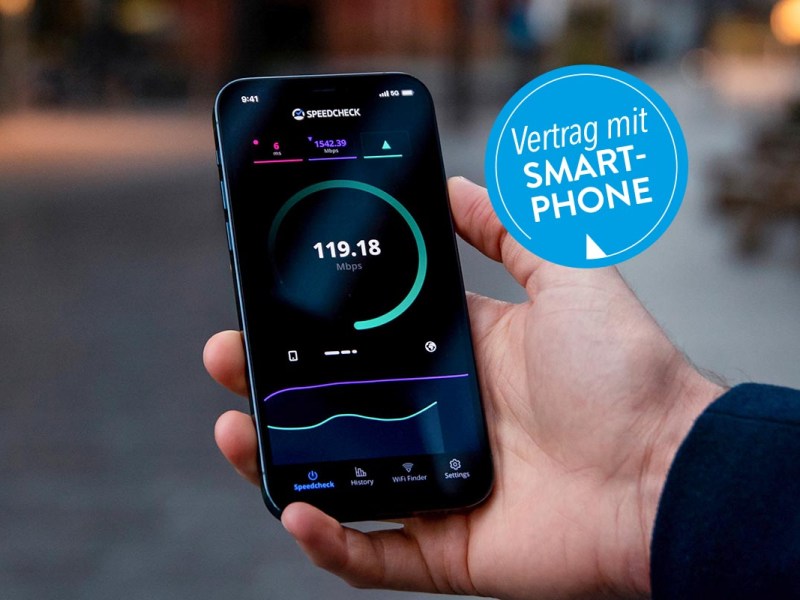 Handy mit Vertrag: Ein in der Hand gehaltenes Smartphone mit ausführendem Verbindungscheck