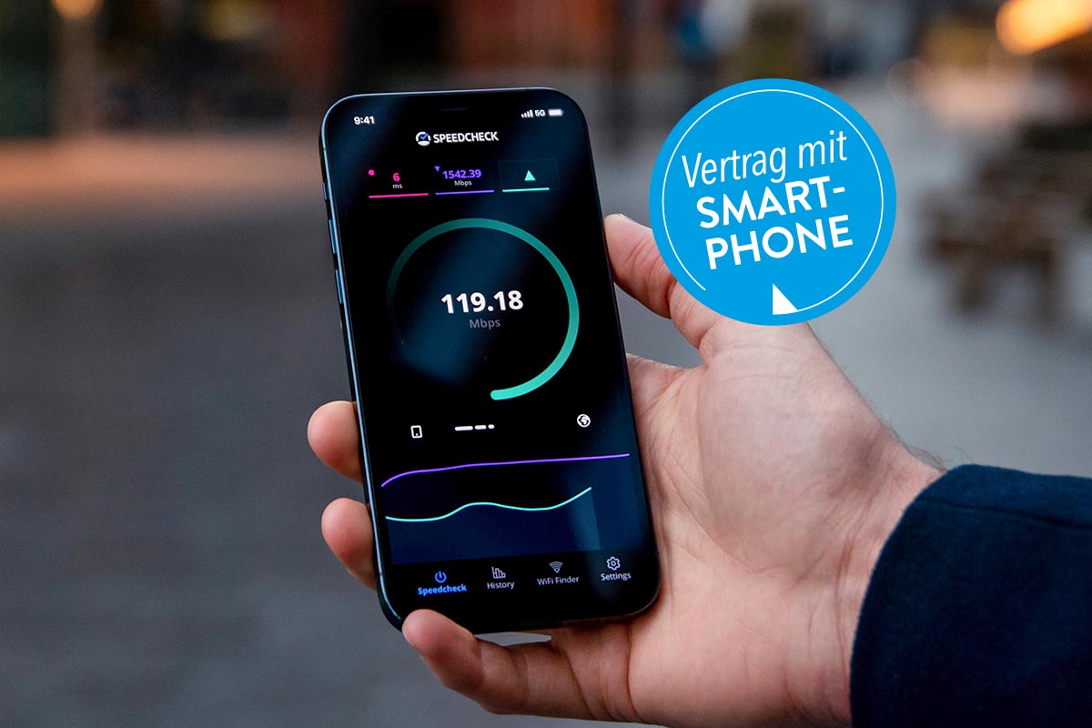Handy mit Vertrag: Ein in der Hand gehaltenes Smartphone mit ausführendem Verbindungscheck