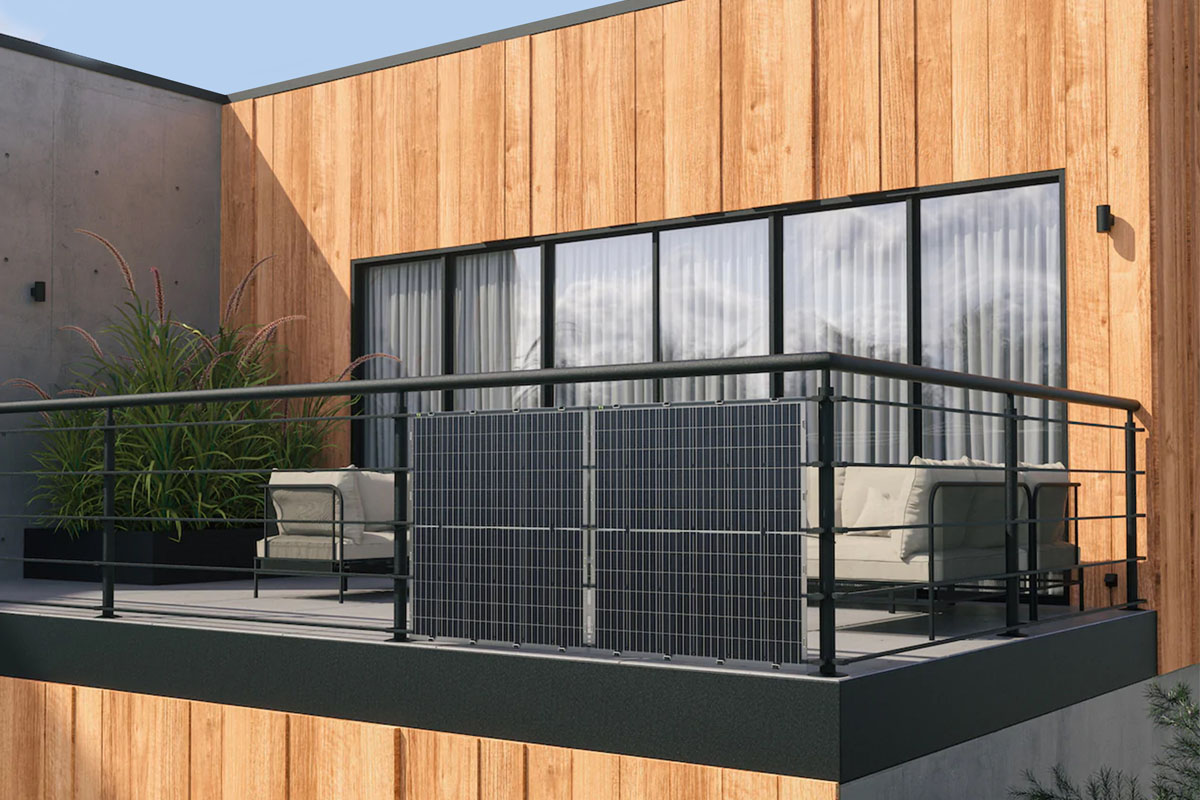Ein Photovoltaik-Anlage an einem Balkon eines modernen Wohnhauses.
