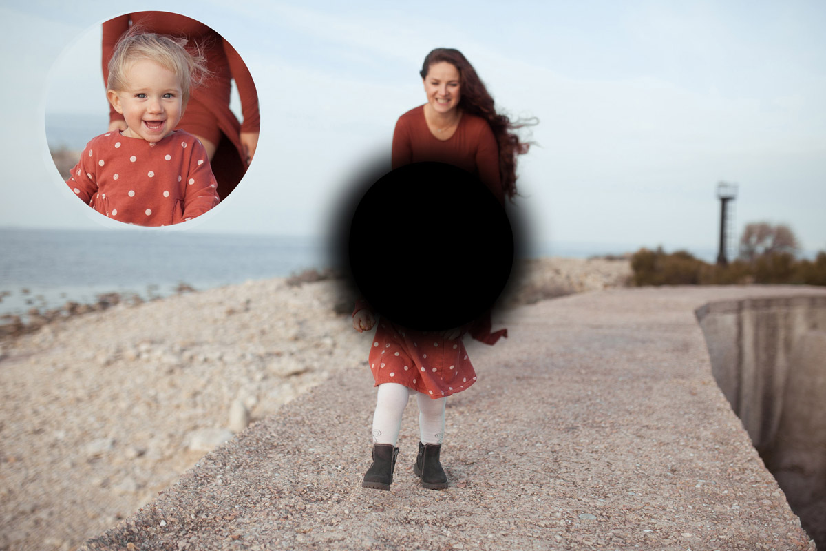 Eine Frau läuft mit einem Kind am Strand entlang, während das fehlende Sichtfeld ersetzt wird.