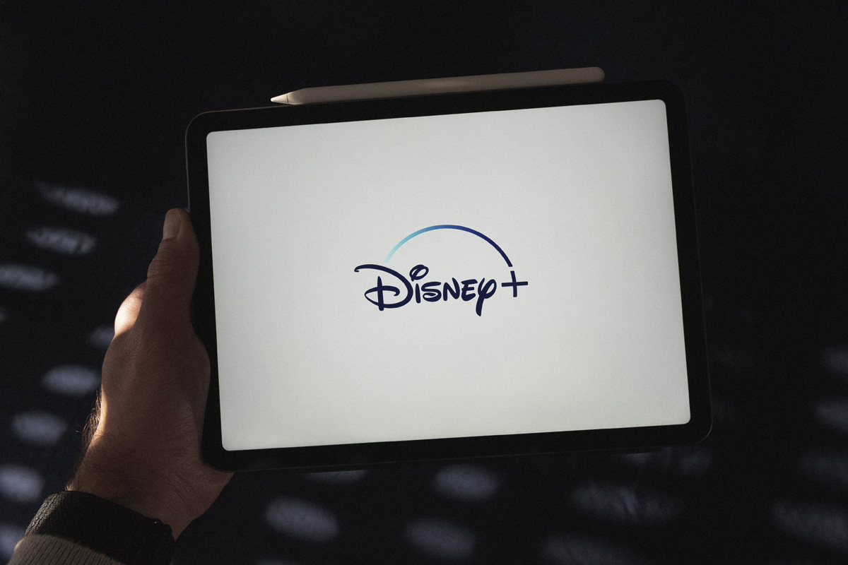 Das Logo von Disney Plus erscheint auf einem Tablet.