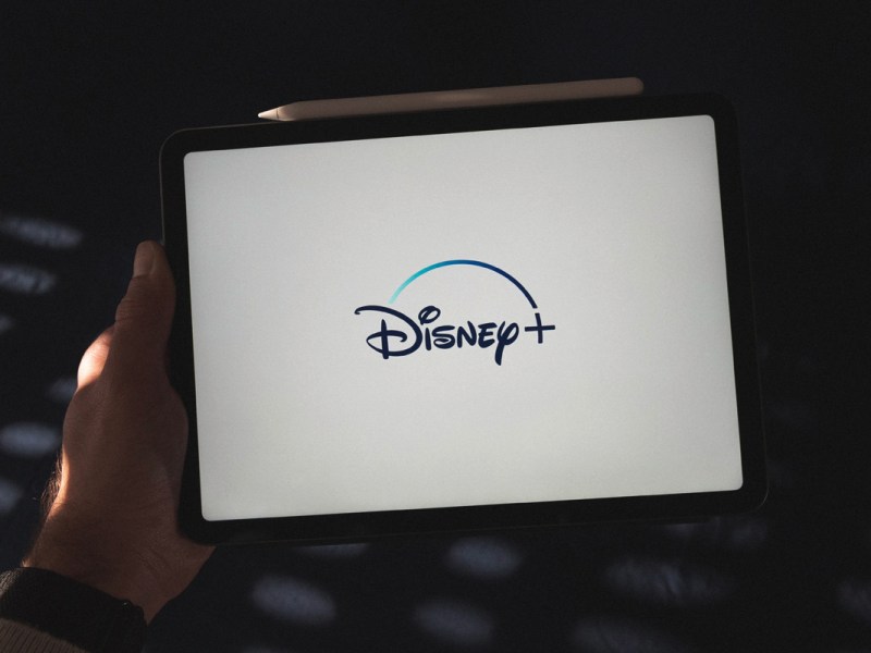 Das Logo von Disney Plus erscheint auf einem Tablet.