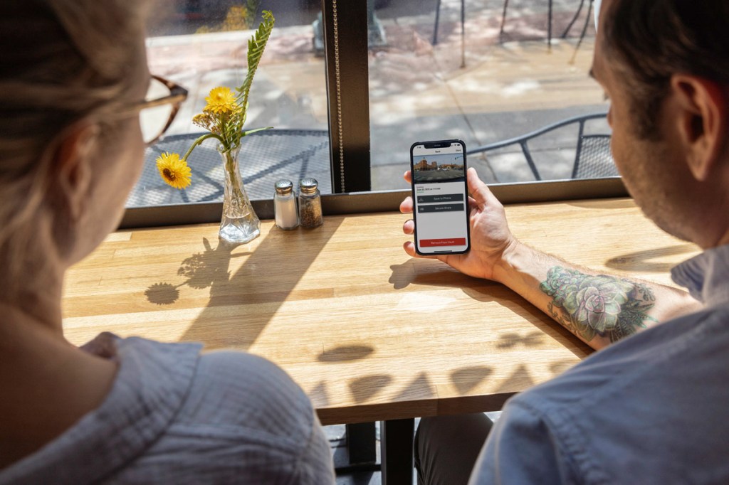 Pärchen mit Smartphone in der Hand