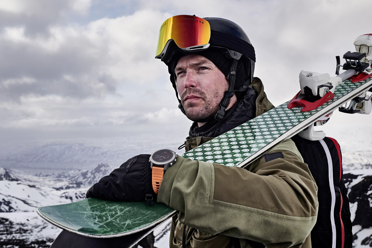Ein Skifahrer mit einer Garmin-Watch in einer bergigen Landschaft.