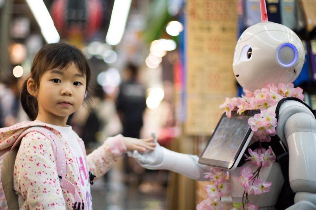 Ein Mädchen steht einem Roboter gegenüber.