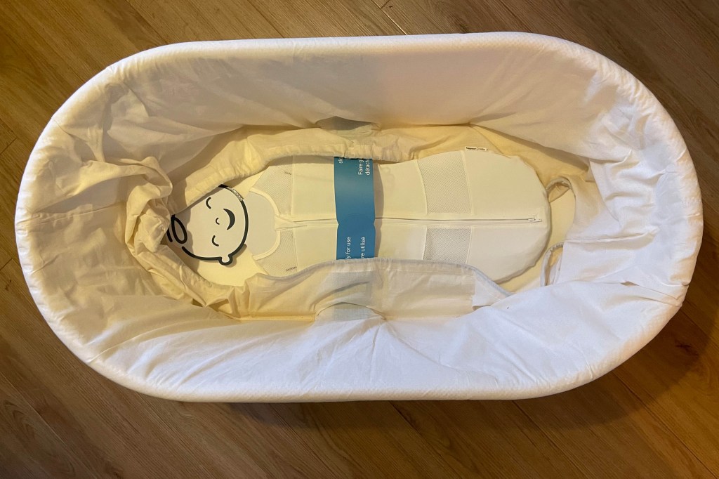 Babyschale Snoo mit Papierbaby als Muster