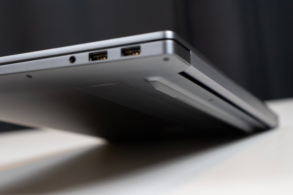 An der Unterseite des Huawei MateBook 16 befindet sich ein hoher Fuß.