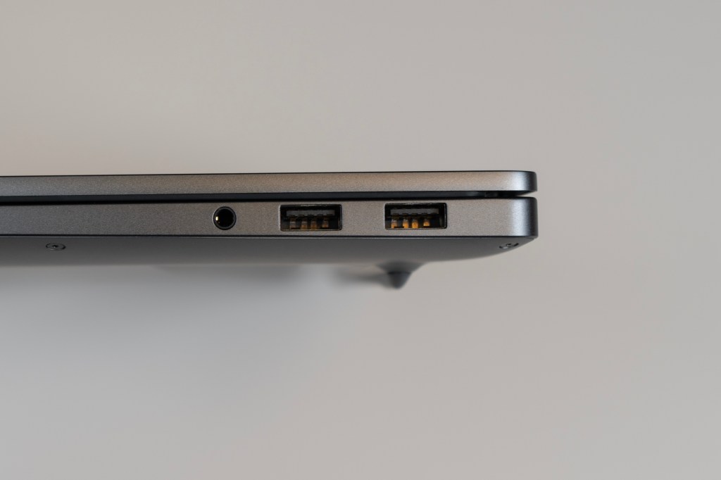 Zwei USB Typ A Buchsen und ein KLingenanschluss auf der rechten Seite.