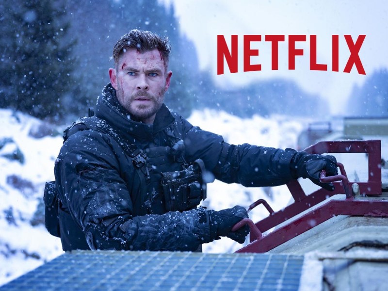 Chris Hemsworth steht auf einem Fahrzeug