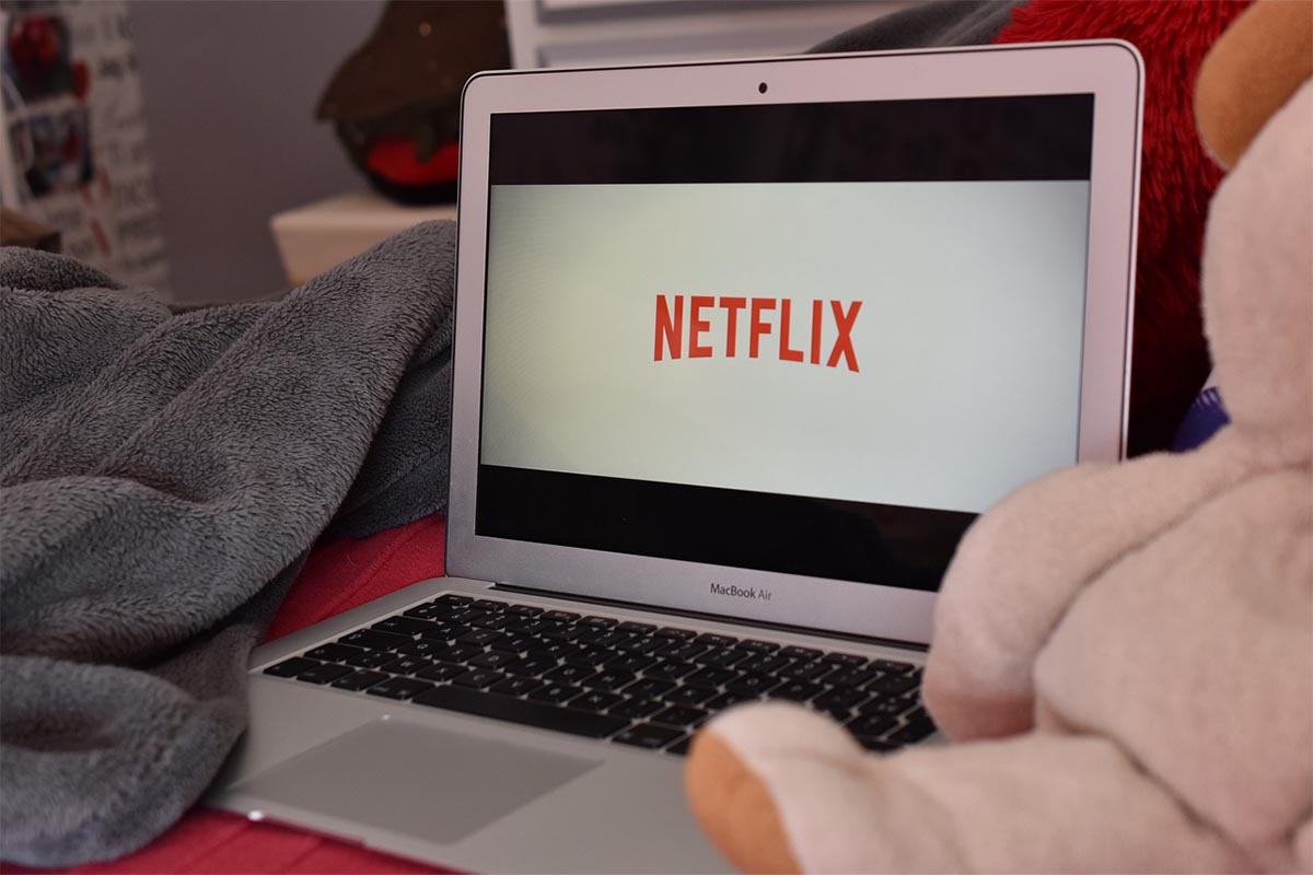 Netflix geöffnet auf einem Laptop-Bildschirm