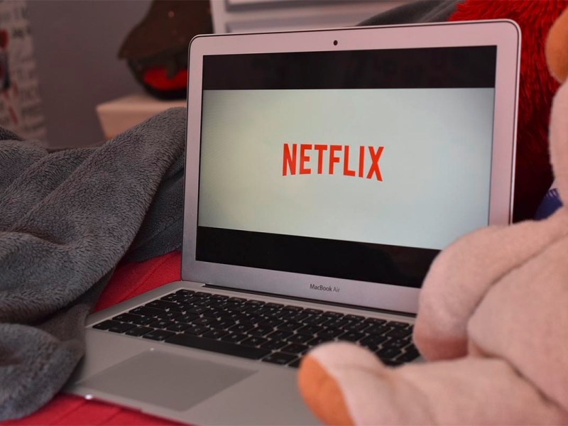 Netflix geöffnet auf einem Laptop-Bildschirm