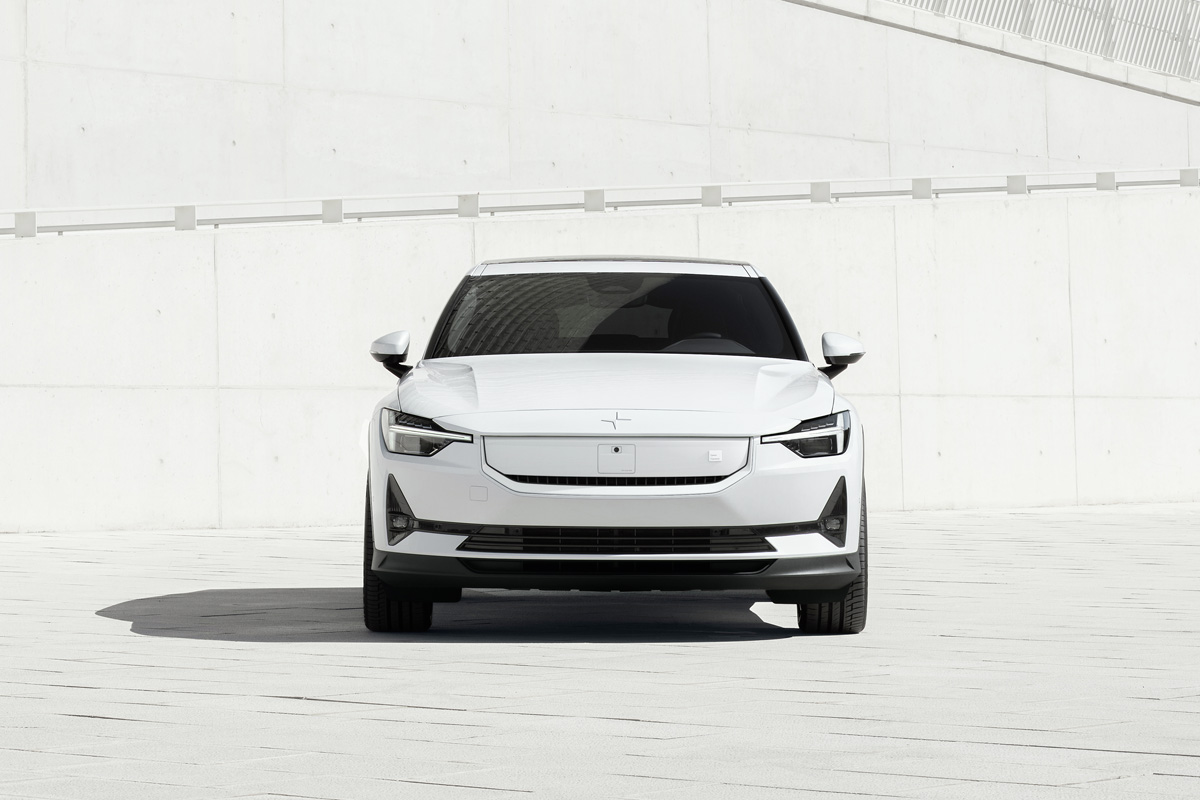 Der neue Polestar 2 in weißer Ausführung von vorne.