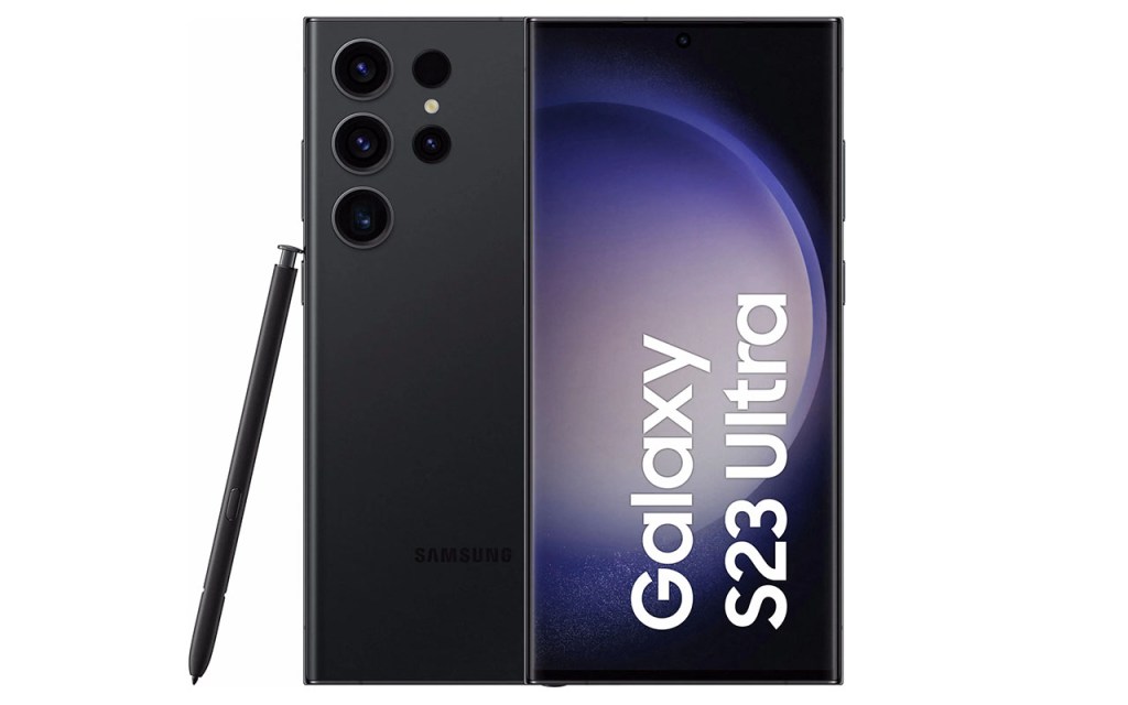 Das Smartphone Samsung Galaxy S23 Ultra in direkter Ansicht mit Vorder- und Rückseite, sowie Displaystift vor weißem Huntergrund.