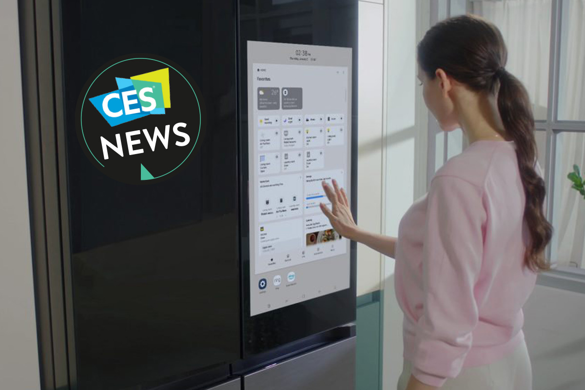 Eine Frau bedient den smarten Kühlschrank Bespoke von Samsung.