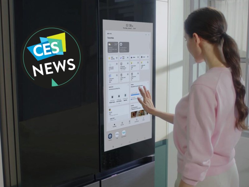 Eine Frau bedient den smarten Kühlschrank Bespoke von Samsung.