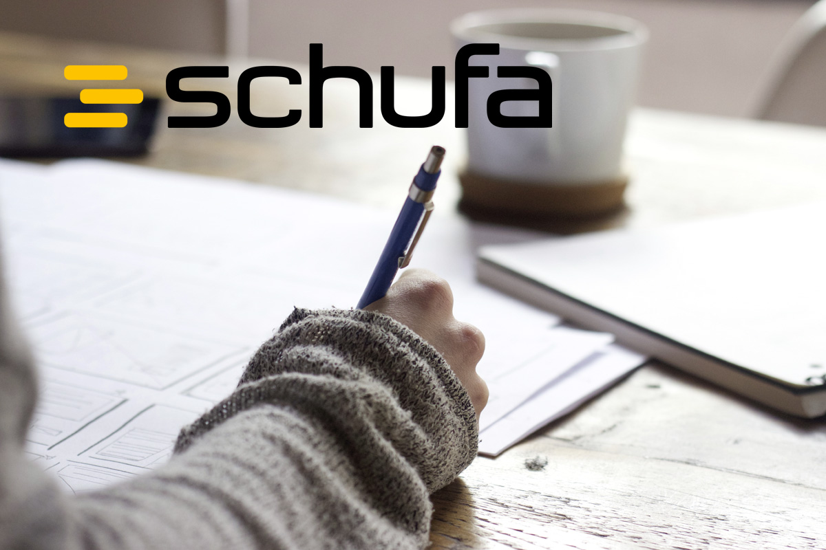 Eine Frau macht Notizen, dazu das Logo der Schufa.