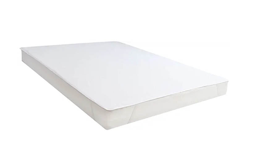Eine weiße Bettunterlage auf einer Matratze