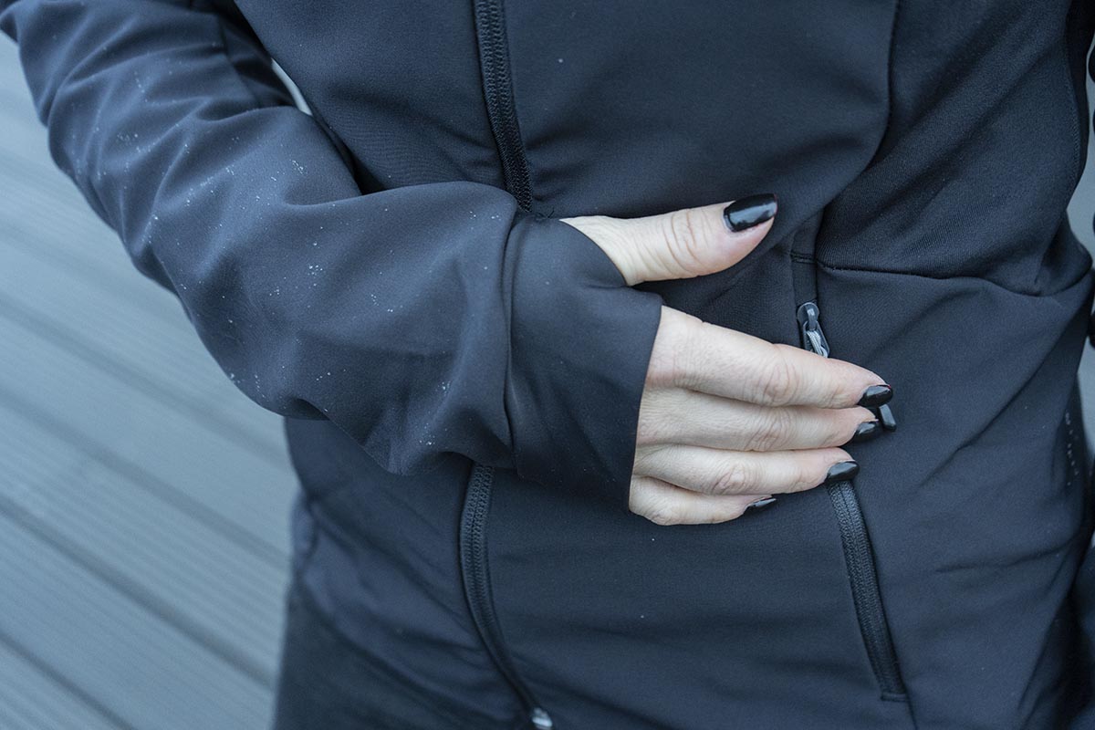 Detailbild Ärmelbündchen mit Daumenöse bei einer Softshell-Jacke.