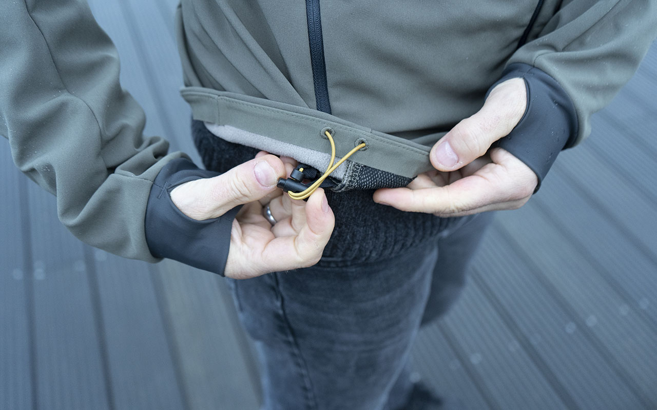 Die Detailansicht einer Softshell-Jacke zeigt das enger Stellen des Bündchens der Jacke