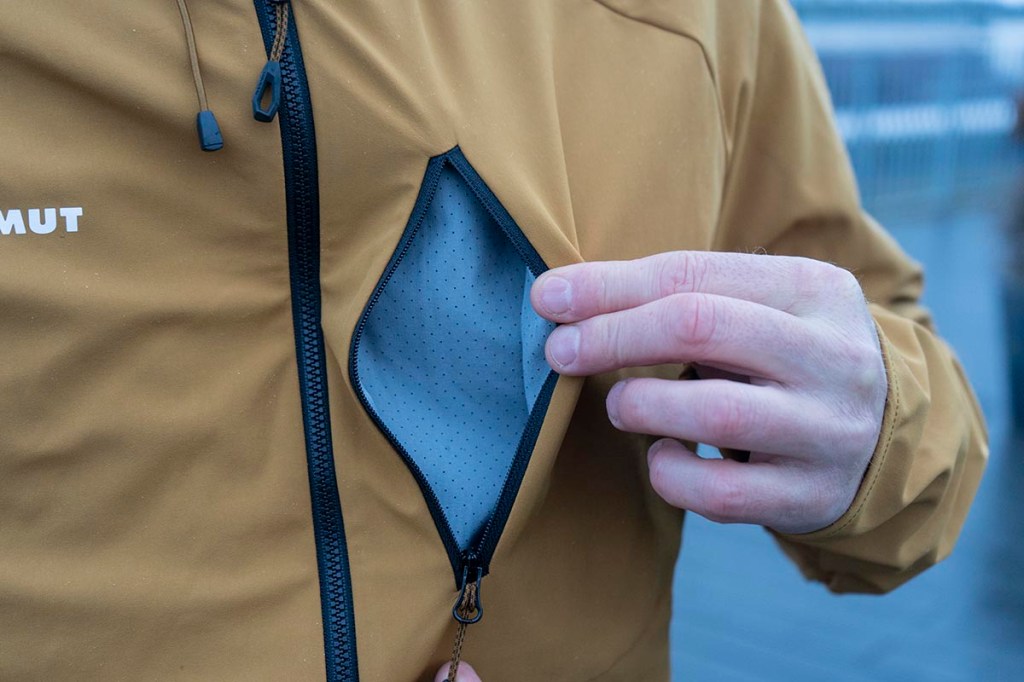 Detaislansicht einer geöffneten Brusttasche bei einer Softshell-Jacke.
